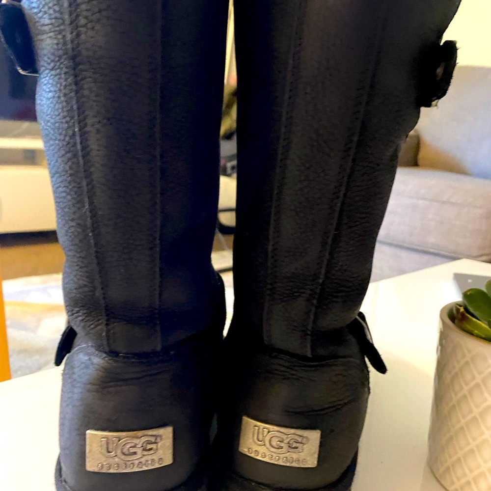 UGG black boots, excellent condition soft leather, water repellent.